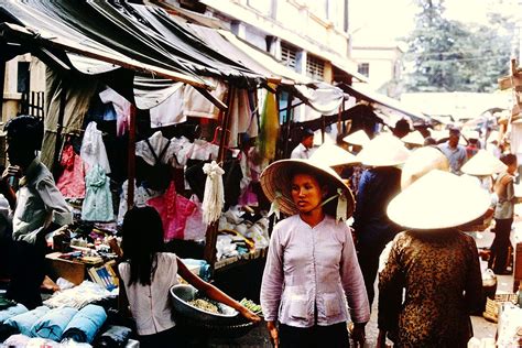 El Lanzamiento del Libro Saigon Calling - Una Mirada Inquebrantable a la Vida en el Vietnam de Posguerra