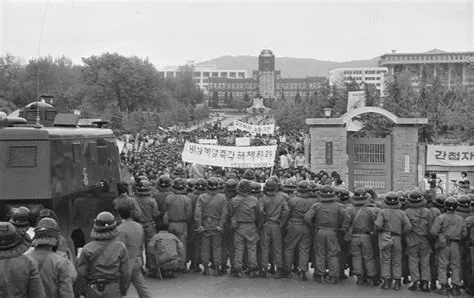 El Levantamiento de 18 de Marzo, un punto de inflexión en la lucha por la democracia coreana liderado por el activista Baek Geuk-dong